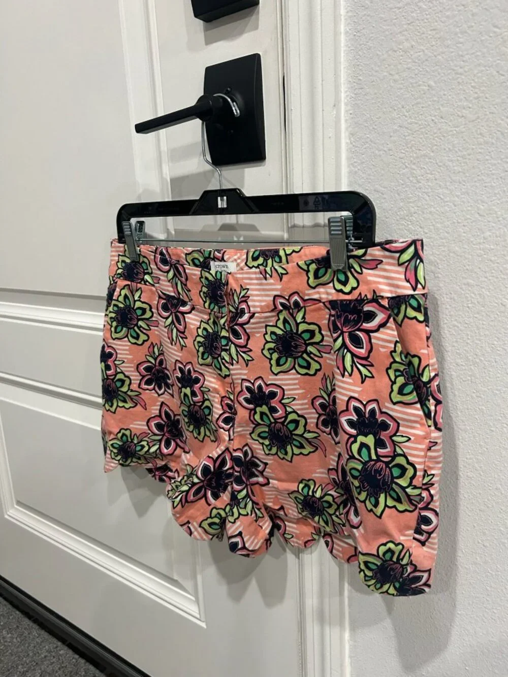 Crown & Ivy 12 Floral Scalloped Hem Shorts Stretch Peach Green Whimsical Preppy